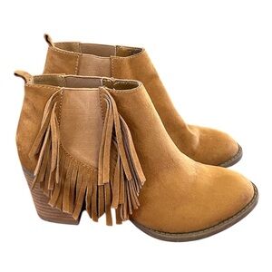 American Eagle Outfitters | Women’s camel colored faux suede fringe ankle boot 7